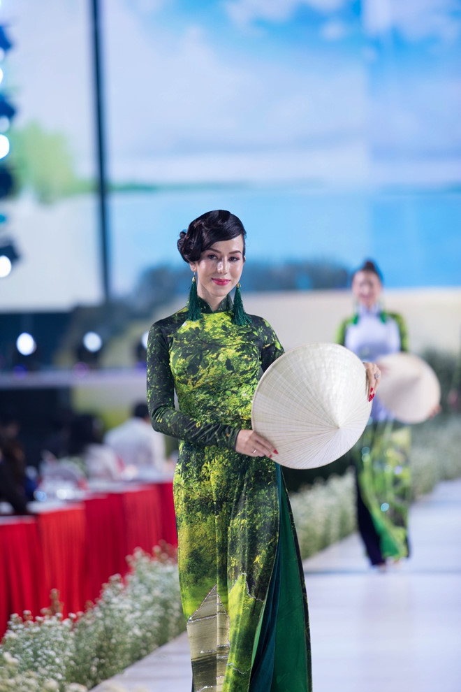 Rừng U Minh, hang động và biển xuất hiện trên tà áo dài Việt - Hình 4