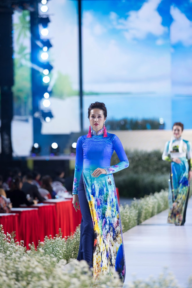 Rừng U Minh, hang động và biển xuất hiện trên tà áo dài Việt - Hình 7