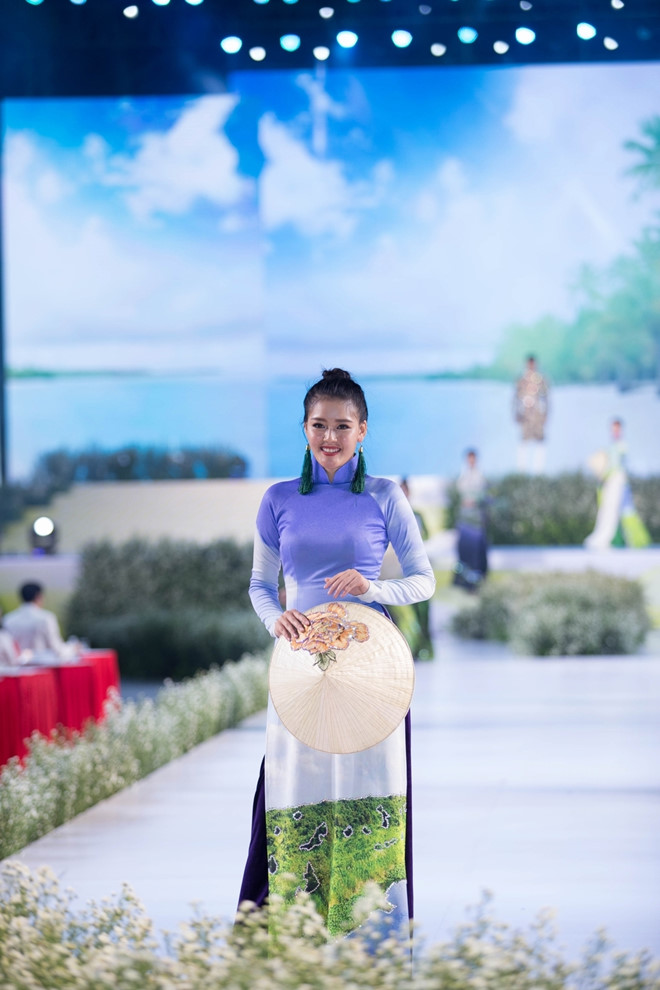 Rừng U Minh, hang động và biển xuất hiện trên tà áo dài Việt - Hình 3