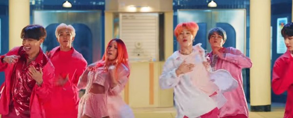 Cư dân mạng thích thú bắt lỗi MV Boy With Luv của BTS: J-Hope đang vô tình…  cười vào mặt V? - Nhạc quốc tế - Việt Giải Trí