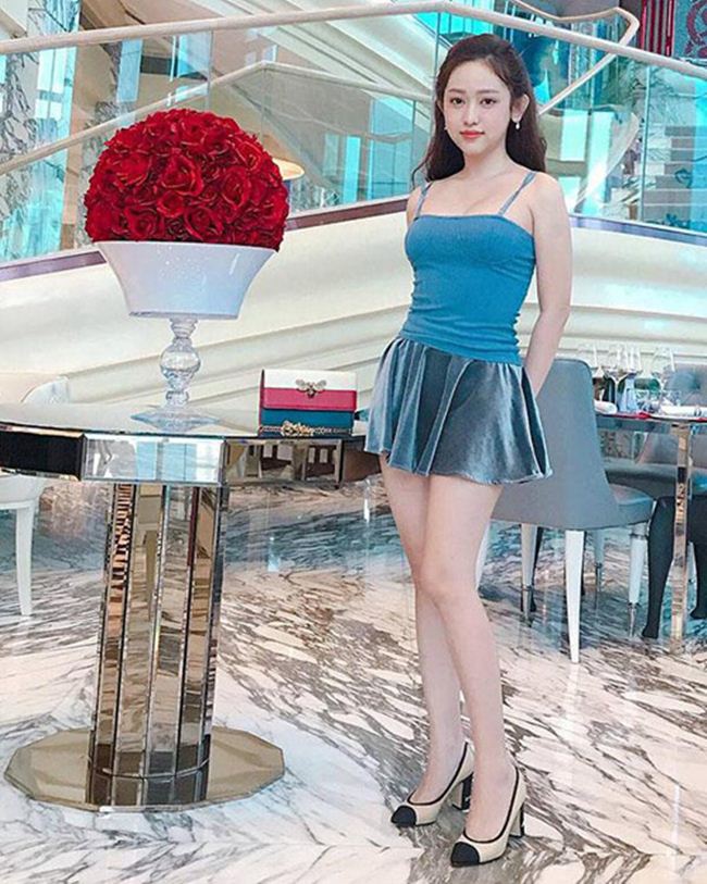 Mặc váy ngắn nhất thế giới: Thúy Vi, sao Việt khoe chân chẳng ngại sự cố hớ hênh - Hình 4