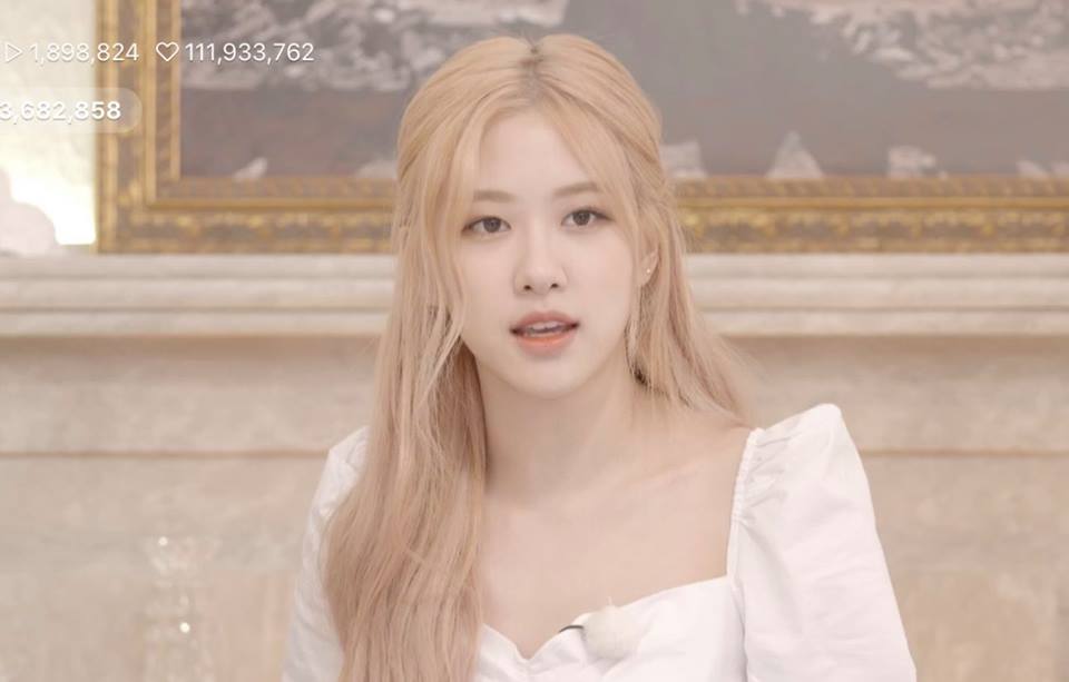 Với phong cách chân ái và dễ thương của Rosé Blackpink, kiểu tóc cũng không kém phần ngọt ngào và đáng yêu. Kiểu tóc ấy thường được kết hợp với trang phục đáng yêu và dễ thương, tạo nên vẻ đẹp đầy tinh tế và sáng tạo. Hãy xem hình ảnh để cảm nhận sự thu hút và ngọt ngào của kiểu tóc chân ái này nhé.