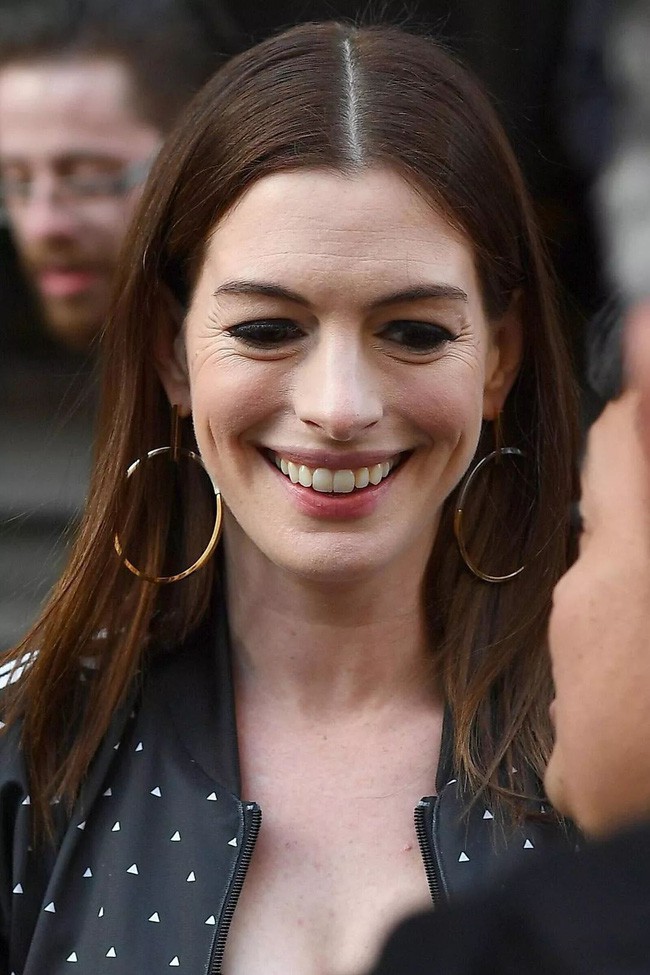 Once causing a fever because she was breathtakingly beautiful, busty beauty Anne Hathaway revealed a face so wrinkled that it was hard to recognize - Photo 1