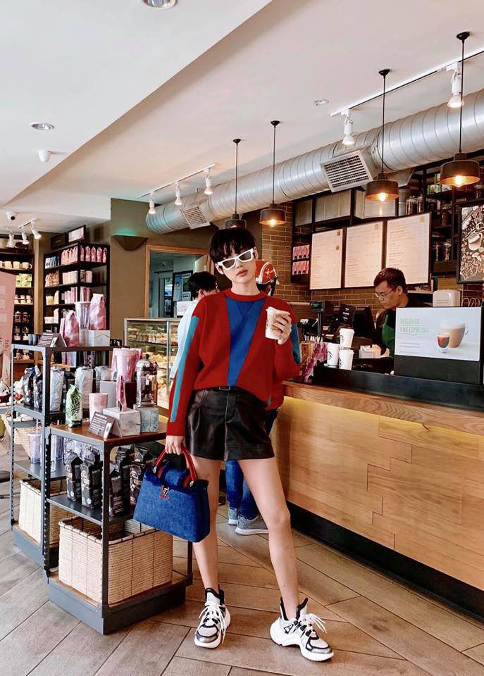 Châu Bùi đi ăn sương sương mà diện street style như dự yến tiệc, Khánh Linh cắt tóc ngắn trông giống... Đào Bá Lộc - Hình 2