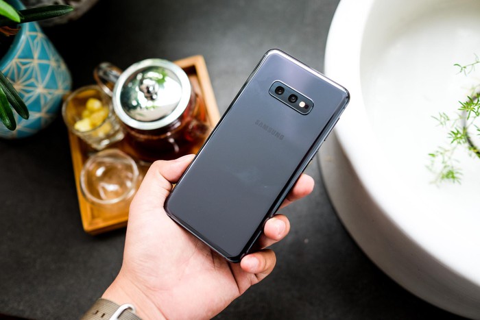 Chi tiết Galaxy S10e: Bản rút gọn của S10, giá 16 triệu đồng - Hình 4