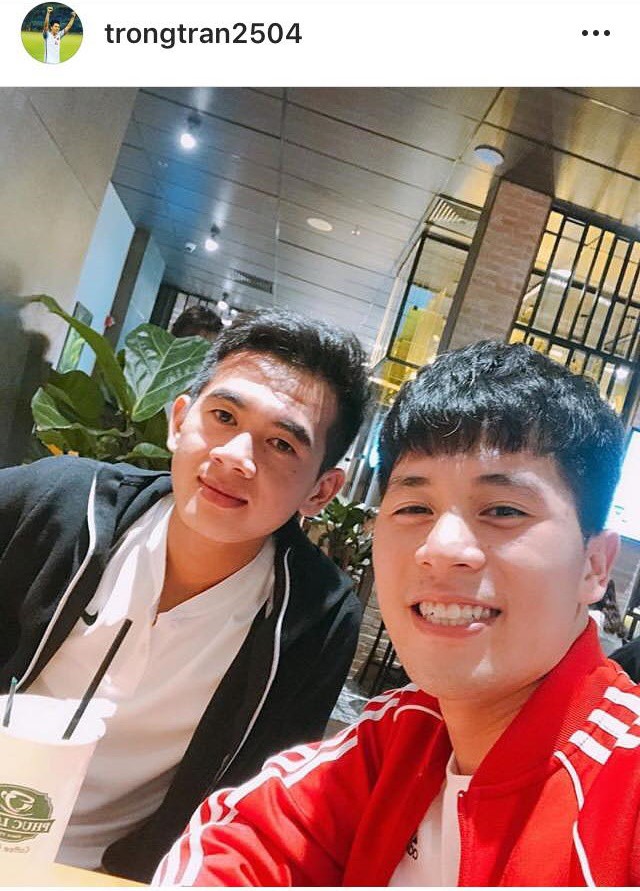 Đăng ảnh chơi khuya cùng người lạ, Đình Trọng liên tục bị fan trách vì không đến ủng hộ quán cafe mới của Tư Dũng - Hình 1