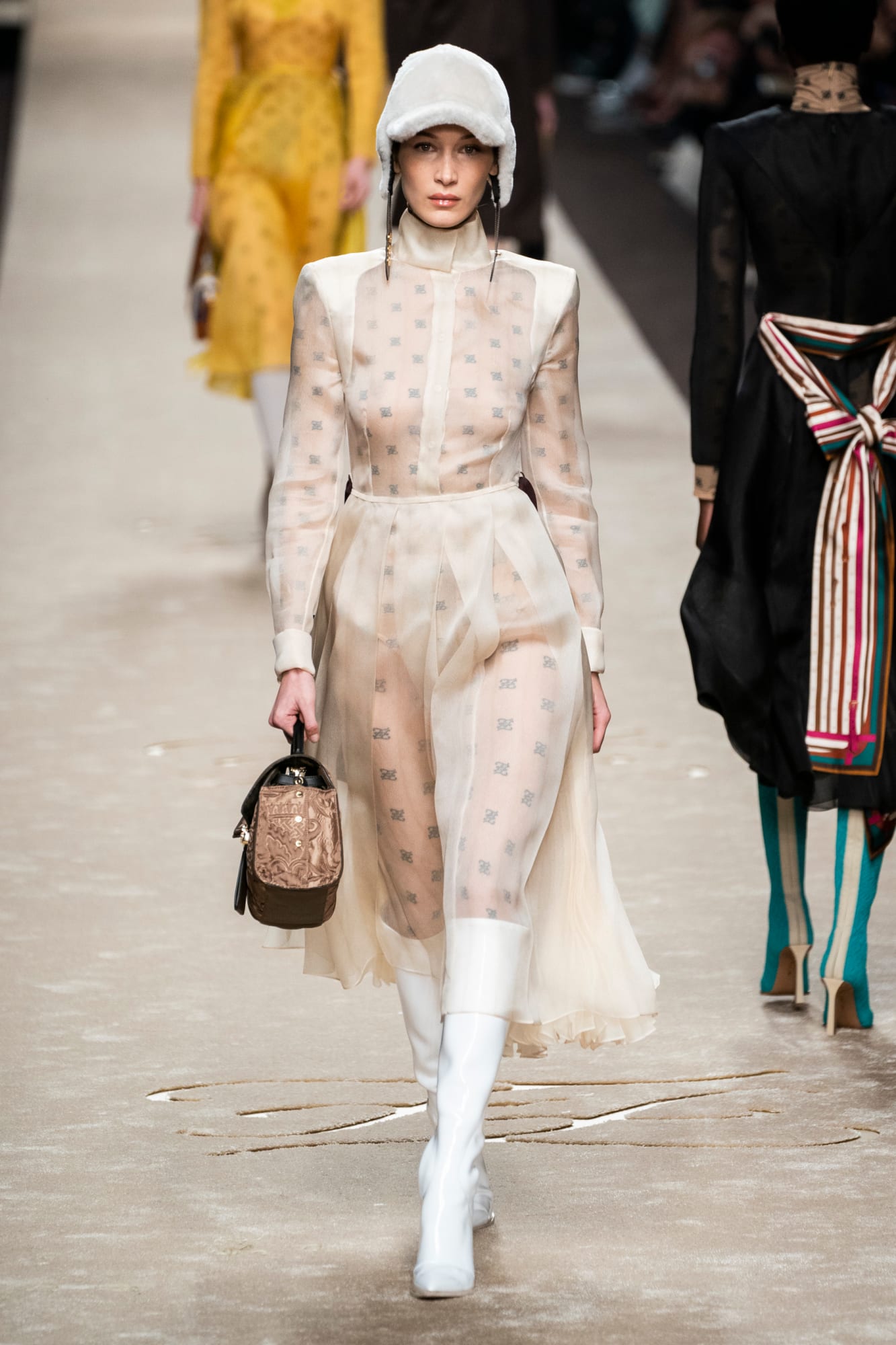 Điểm tin thời trang - Carine Roitfeld nhận vị trí mới tại thương hiệu Karl Lagerfeld, hé lộ nơi trình diễn BST Louis Vuitton Cruise 2020 - Hình 2