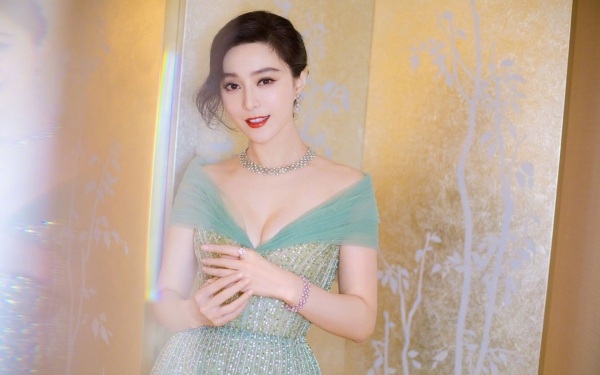 Đừng nghĩ cứ cắt mái là đẹp, không ít lần các sao cũng khóc ròng vì một phút xuống tóc đây! - Hình 14