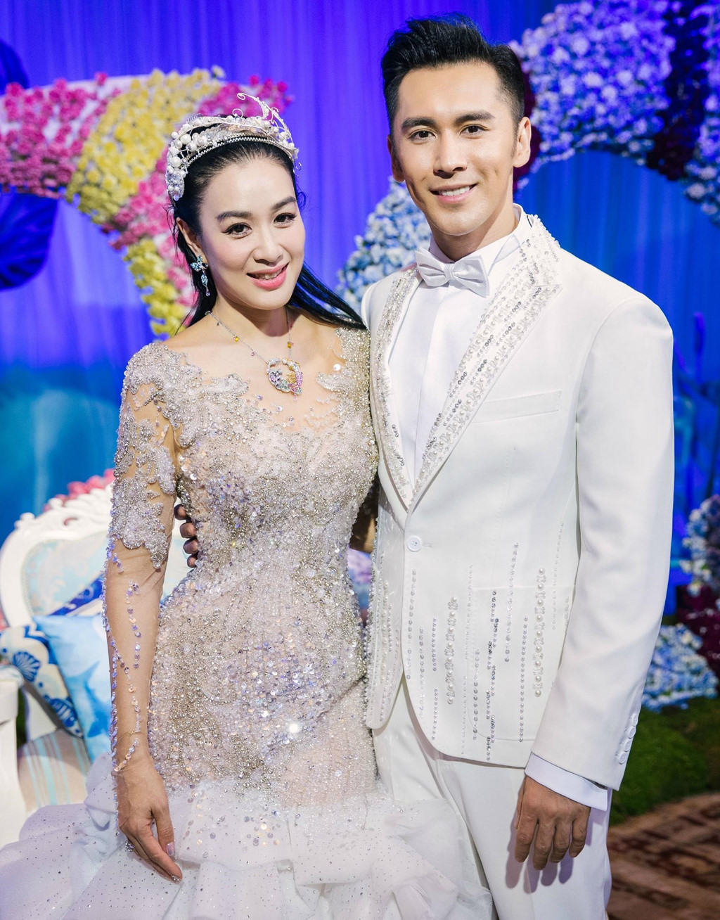Hôn nhân áp lực của các cặp vợ chồng lệch hàng chục tuổi ở showbiz - Hình 11