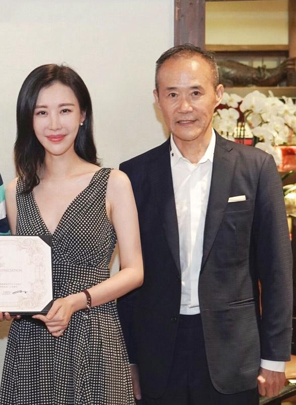 Hôn nhân áp lực của các cặp vợ chồng lệch hàng chục tuổi ở showbiz - Hình 1