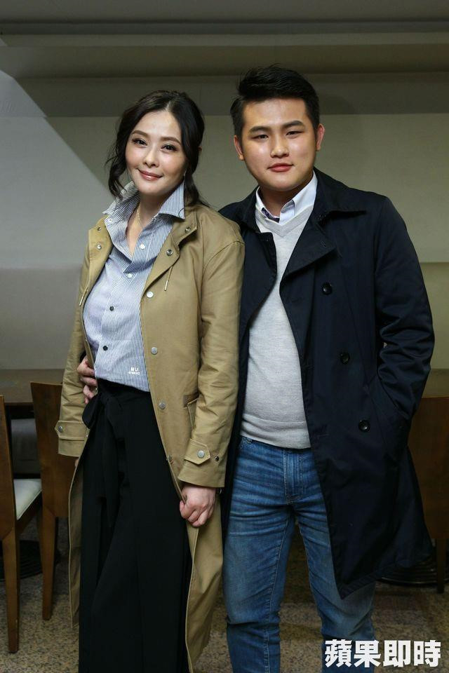 Hôn nhân áp lực của các cặp vợ chồng lệch hàng chục tuổi ở showbiz - Hình 10
