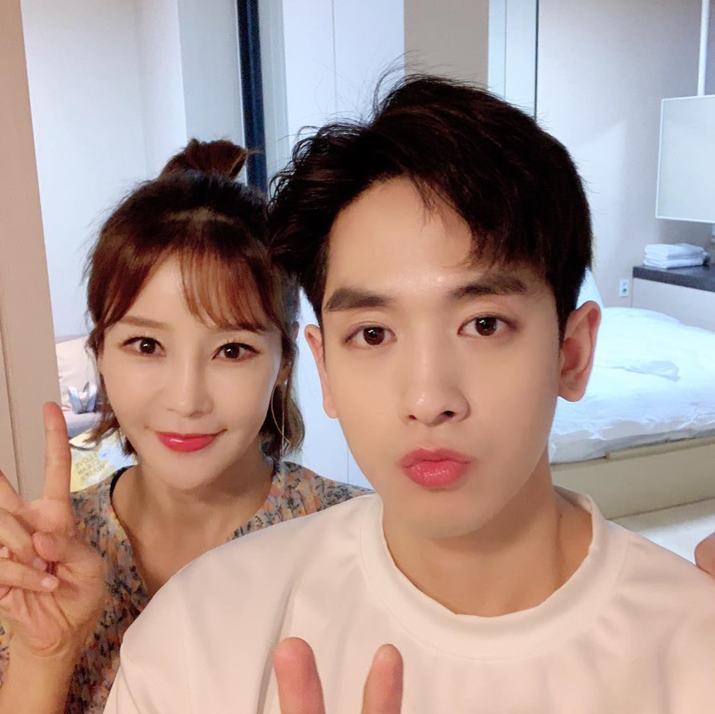Hôn nhân áp lực của các cặp vợ chồng lệch hàng chục tuổi ở showbiz - Hình 7