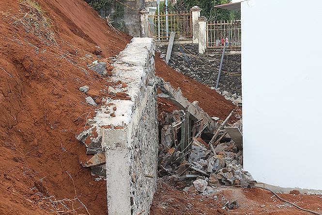 Sập kè chống sạt lở, 4 người bị thương - Hình 1