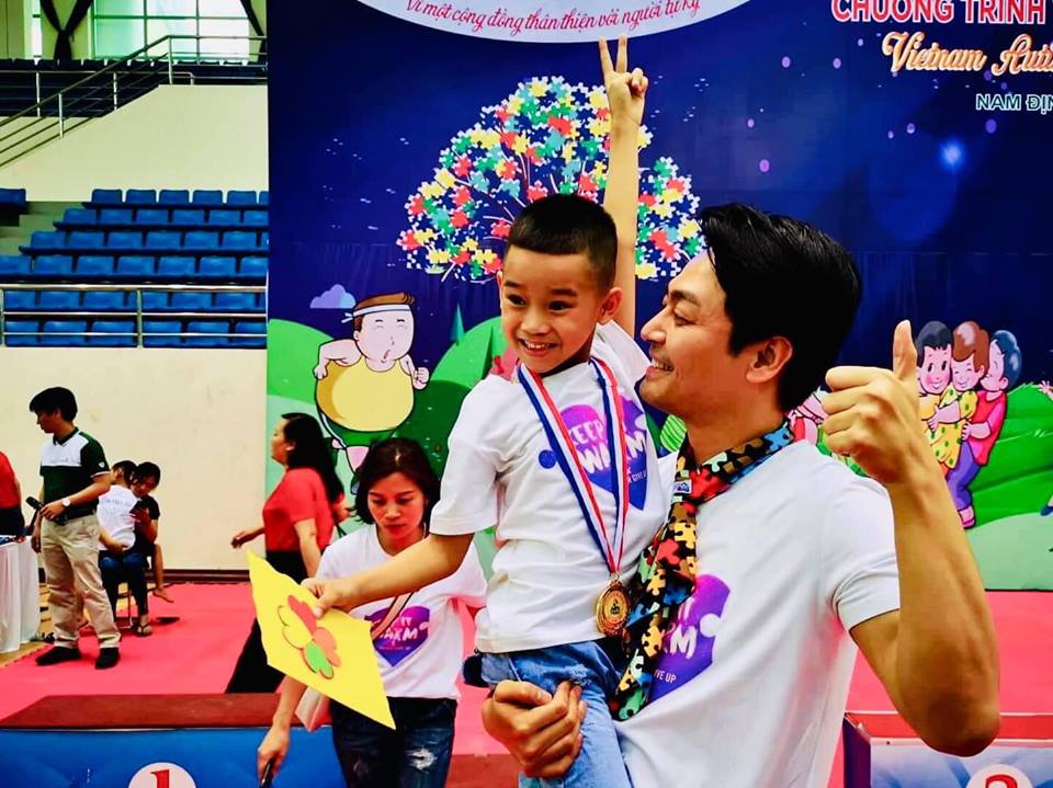 Thái Thùy Linh cùng Phan Anh năng nổ ủng hộ tinh thần trẻ tự kỷ - Hình 13