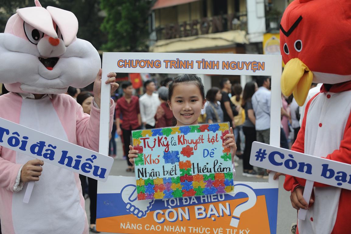 Thái Thùy Linh cùng Phan Anh năng nổ ủng hộ tinh thần trẻ tự kỷ - Hình 1