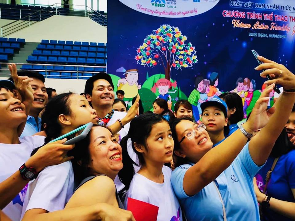 Thái Thùy Linh cùng Phan Anh năng nổ ủng hộ tinh thần trẻ tự kỷ - Hình 17
