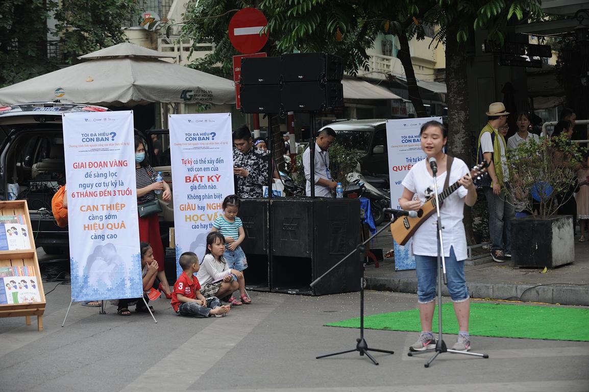 Thái Thùy Linh cùng Phan Anh năng nổ ủng hộ tinh thần trẻ tự kỷ - Hình 7
