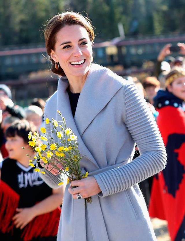 Tiểu tam tin đồn sở hữu nhan sắc thế nào mà có thể hớp hồn William, khiến Kate tức giận - Hình 10