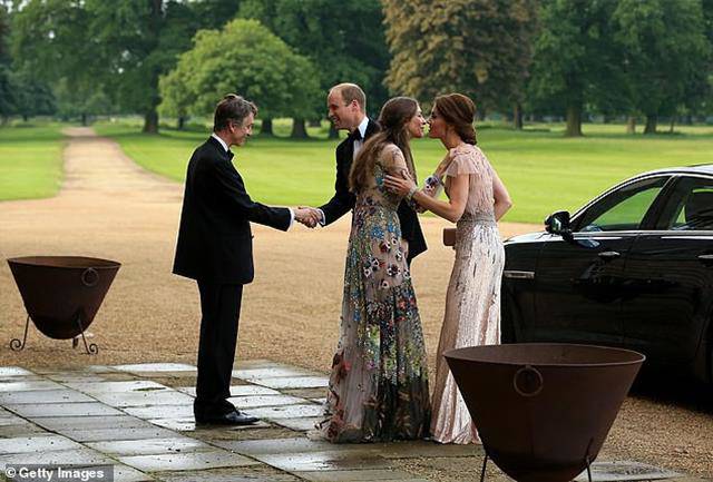 Tiểu tam tin đồn sở hữu nhan sắc thế nào mà có thể hớp hồn William, khiến Kate tức giận - Hình 8