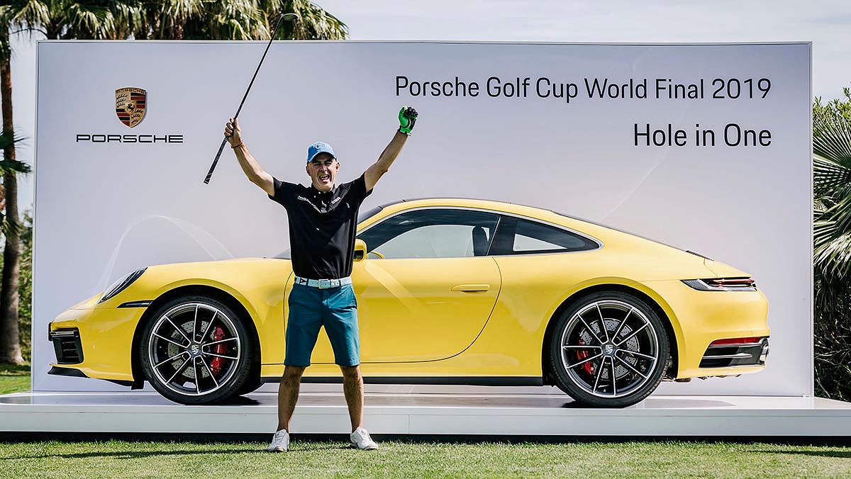 Cú Hole-in-one thần sầu giúp golfer 56 tuổi ẵm ngay Porsche 911 Carrera S mới cứng - Hình 1