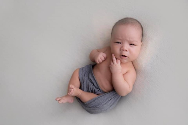 Quang Thương 1 tuần tuổi đặt ngón tay lên Facebook ra dấu sốt, OK OK, để bố mẹ nghỉ cho con ngủ - Ảnh 6