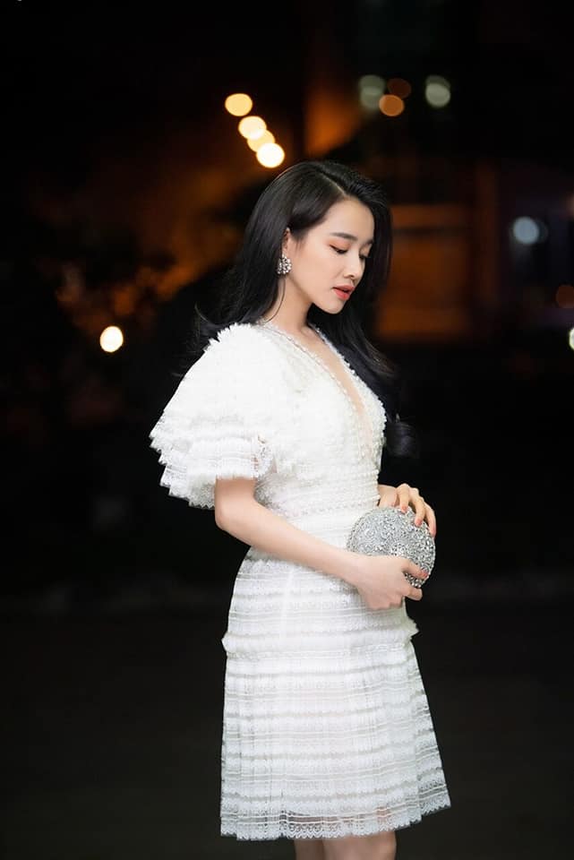 10 mẫu đầm trắng hợp mùa của sao Việt  Ngôi sao