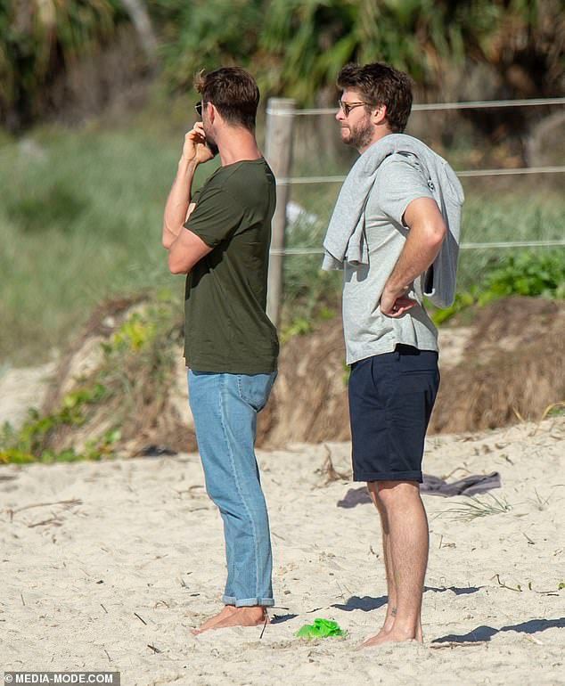 MidiaNews  Depois de aparecer mais magro, Chris Hemsworth volta a