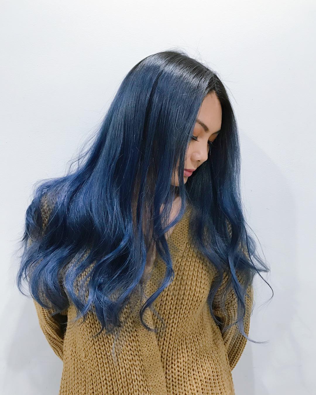 Tóc nhuộm xanh: Màu xanh đầy mạnh mẽ và đặc trưng, mang tới cho bạn sự nổi bật và khác biệt. Tóc nhuộm xanh giúp bạn thể hiện cá tính, sự mạnh mẽ và quyết đoán. Hãy xem hình ảnh để tìm nguồn cảm hứng và đưa mái tóc của bạn lên tầm cao mới.