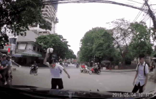 Clip phẫn nộ: Xảy ra va chạm, thanh niên hổ báo dùng mũ bảo hiểm đánh liên tiếp vào đầu em học sinh ngay giữa đường - Hình 1