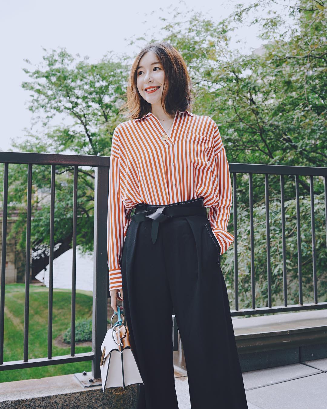 Có 1 kiểu trang phục giúp các nàng ăn gian cả chiều cao lẫn cân nặng, đó chính là đồ kẻ sọc - Hình 3