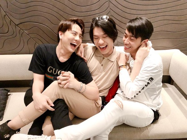 Hội chị em Quang Trung - Duy Khánh - Cris Devil đăng hình tình cảm cực nhắng nhít - Hình 1