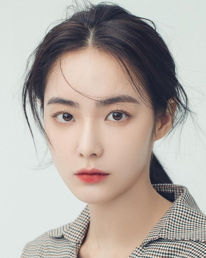 Hot girl mặt mộc có nét đẹp nguyên sơ thách thức giới make-up - Hình 2