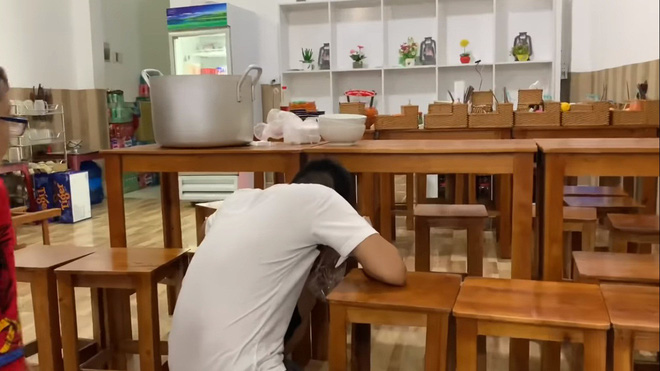 Mạc Văn Khoa được bạn gái tặng dây chuyền, đồng hồ tại quán bún đậu - Hình 4