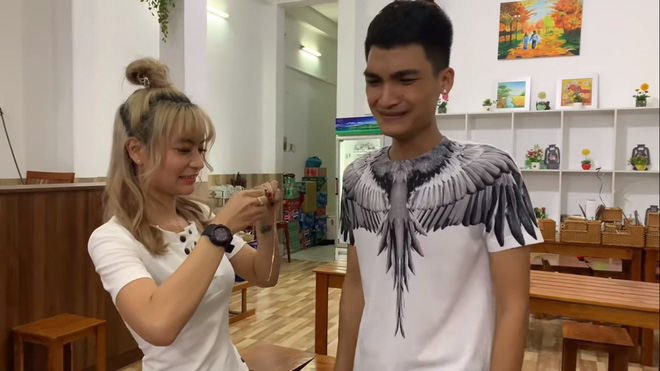 Mạc Văn Khoa được bạn gái tặng dây chuyền, đồng hồ tại quán bún đậu - Hình 2