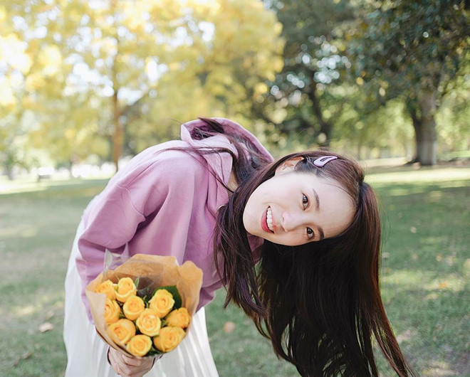 Muôn kiểu sống ảo khi vi vu khắp trời Tây của hot girl Thái Lan - Hình 10
