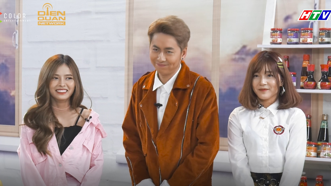 Osad, Luna, Hannie (Usagi) quỳ lạy trước chị Trinh lầy lội trong Mình Ăn Trưa Nhé - Hình 1