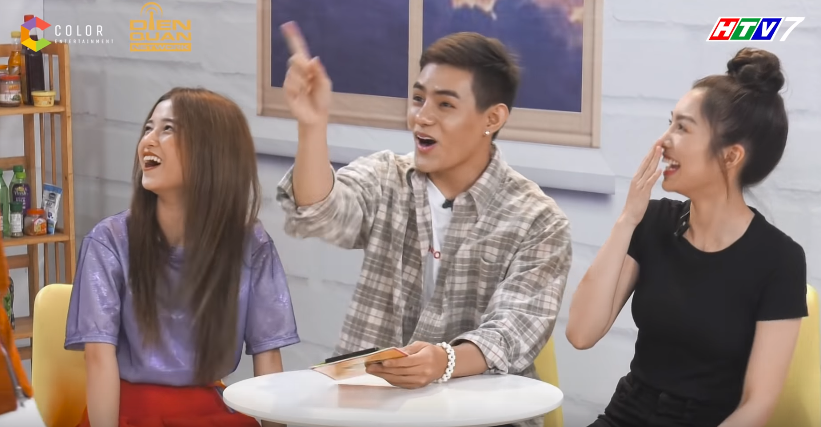 Osad, Luna, Hannie (Usagi) quỳ lạy trước chị Trinh lầy lội trong Mình Ăn Trưa Nhé - Hình 7