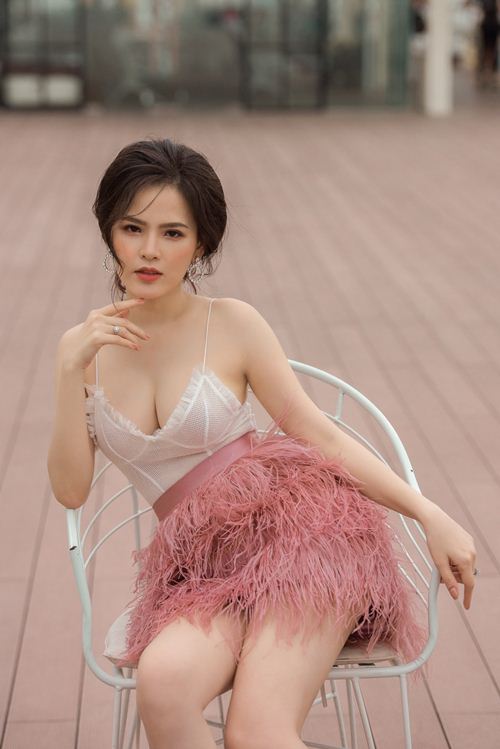 Phong cách gợi cảm từ nhà ra phố của Thánh nữ Mì Gõ Phi Huyền Trang - Hình 2