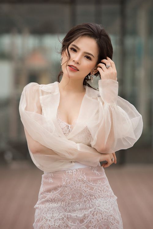 Phong cách gợi cảm từ nhà ra phố của Thánh nữ Mì Gõ Phi Huyền Trang - Hình 7