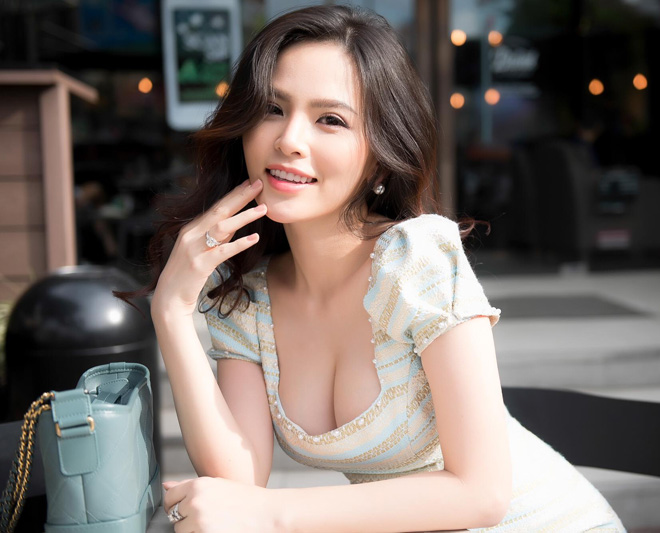 Phong cách gợi cảm từ nhà ra phố của Thánh nữ Mì Gõ Phi Huyền Trang - Hình 1