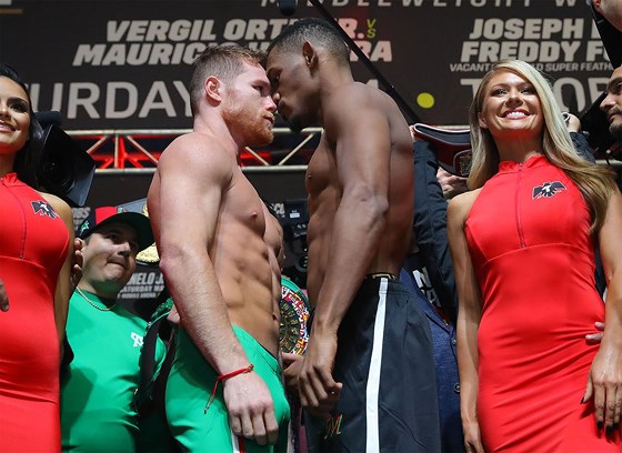 Quyền Anh: Alvarez suýt choảng Jacobs trong buổi cân trọng lượng, trận đấu 45 triệu USD nóng dần - Hình 5