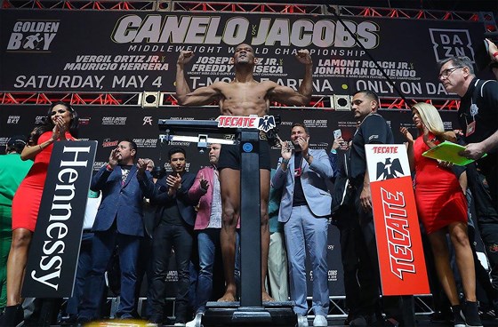 Quyền Anh: Alvarez suýt choảng Jacobs trong buổi cân trọng lượng, trận đấu 45 triệu USD nóng dần - Hình 3