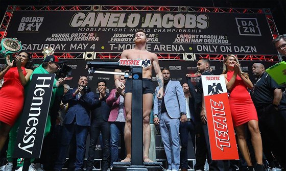 Quyền Anh: Alvarez suýt choảng Jacobs trong buổi cân trọng lượng, trận đấu 45 triệu USD nóng dần - Hình 1