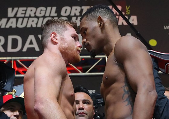 Quyền Anh: Alvarez suýt choảng Jacobs trong buổi cân trọng lượng, trận đấu 45 triệu USD nóng dần - Hình 6
