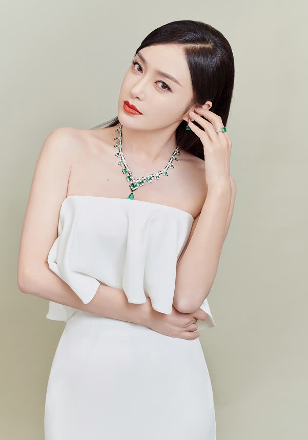 Thêm 1 mỹ nhân bị make up hại như trát bột mì lên mặt, ảnh không photoshop đáng sợ đến nhường này! - Hình 1
