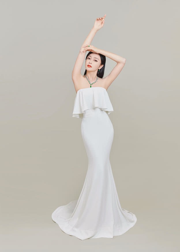 Thêm 1 mỹ nhân bị make up hại như trát bột mì lên mặt, ảnh không photoshop đáng sợ đến nhường này! - Hình 2