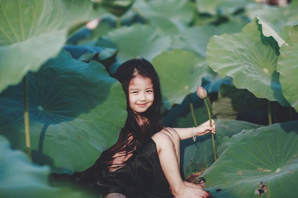 Trào lưu chụp ảnh tại Hồ sen cùng bộ ảnh em bé đang là xu hướng HOT nhất hiện nay. Hãy thử sức với những concept chụp ảnh độc đáo và sáng tạo để lưu lại những khoảnh khắc đẹp nhất tại Hồ sen.