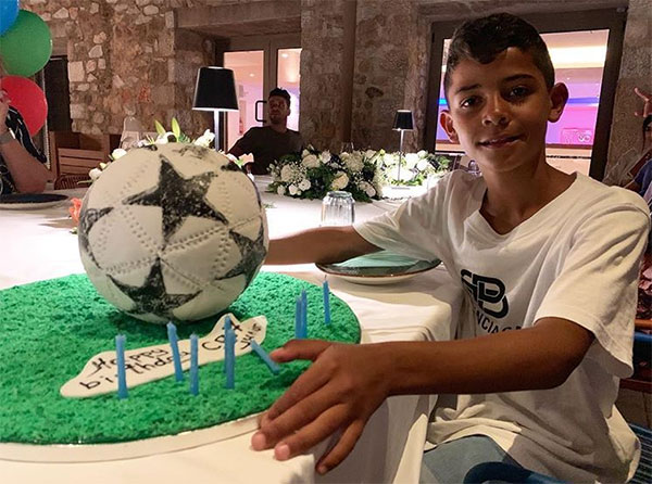 Ronaldo ăn mừng gây sốt ngày sinh nhật