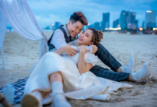 Hãy chiêm ngưỡng bức ảnh cưới đẹp như trong mơ của cặp đôi Yunbin - Tú Trí. Tình yêu chân thành và sự cân đối hoàn hảo giữa hai người khiến bức hình này trở nên cuốn hút và đầy cảm xúc.