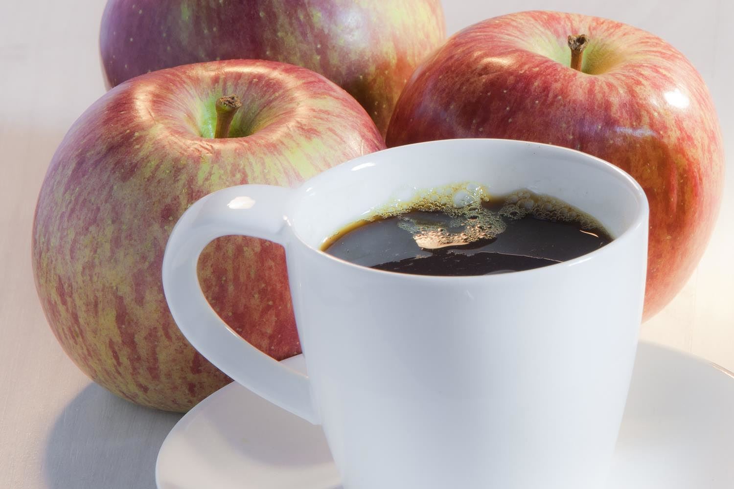 Apple cup. Яблоки и кофе. Чашка кофе и яблоки. Яблочный кофе. Чай с яблоком.